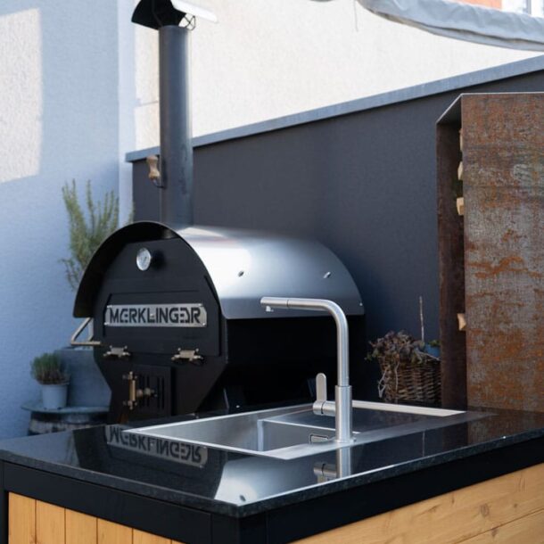 Outdoor Modul Toni mit Merklinger 800 im Hintergrund