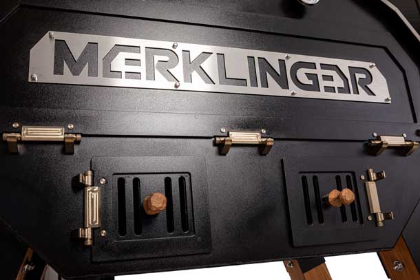 Nahaufnahme der MERKLINGER Front mit Logo und Feuerklappen.
