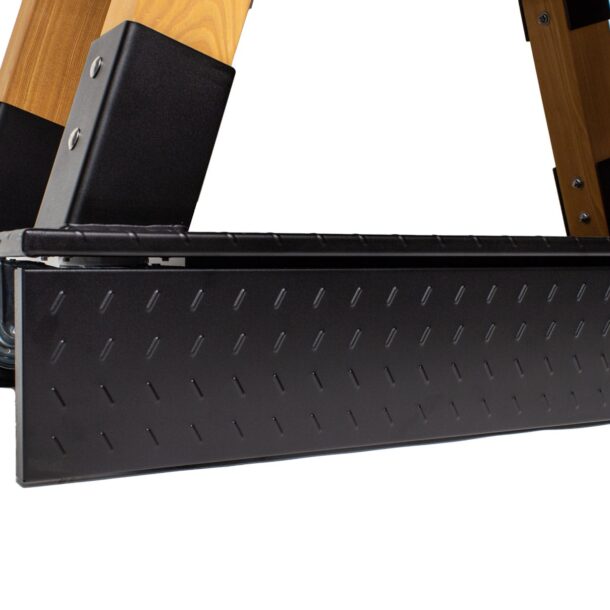 „MERKLINGER Outdoor-Küche Sockelblende in Schwarz mit Riffelblech-Struktur für robuste Optik.“