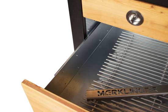 Merklinger IRMI Detail: große Auszugschublade mit Grillrost und MERKLINGER-Schiene.