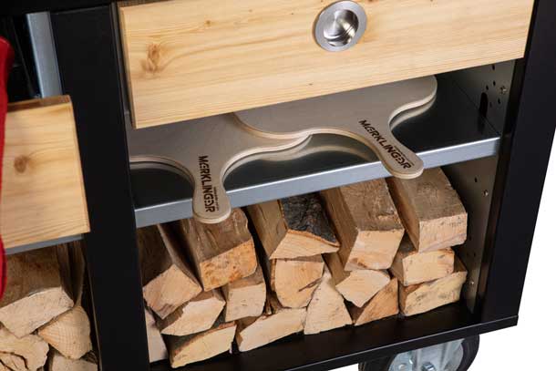 Detail EVA: Zwischenboden unter den Schubladen – Platz für Pizzaschaufeln und Ofenzubehör